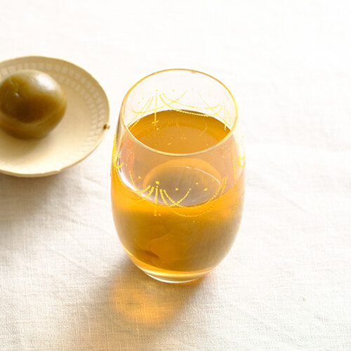 梅酒と甘酒を1:1で割って、梅のクエン酸をプラス。