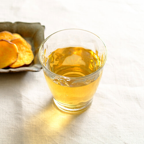 焼酎と甘酒を2:3で割れば、飲みやすいマイルドな焼酎に。キリっと冷やすのがおすすめです。