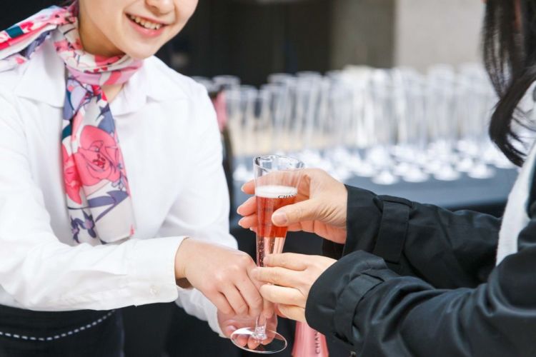 ワインを無料でふるまう「Cheers Sparkling(チアーズ スパークリング)」
