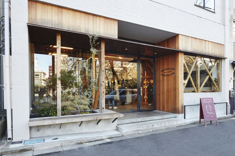 2016年2月に東京・蔵前にオープンした日本1号店は、ダンデライオンとして初めてのアメリカ国外店舗。その後三重・伊勢外宮、神奈川・鎌倉、京都・一念坂にも店舗を展開。そして2019年2月には、東京・表参道に国内初のコンセプトショップとなる「Bean to Bar Lounge 表参道GYRE」をオープンしています。