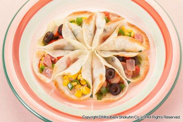 見た目もお花みたいで可愛い! 「餃子の皮ちぎりピザ」