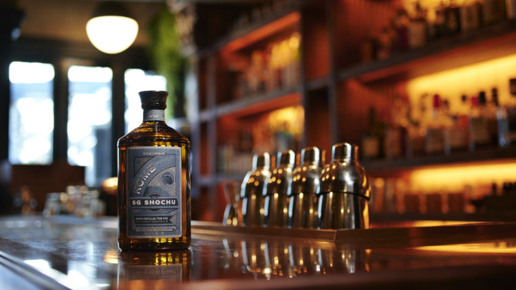 日本を代表するお酒として親しまれてきた焼酎。「The SG Shochu」は、国内外でバーを経営するSG Groupと大手酒造三社のコラボレーションによる、焼酎をバーの視点から捉え直すプロダクトです。 今回送り出す米・芋・麦の3種の焼酎は、数々の国際的な受賞歴を持つバーテンダー・後閑信吾(ごかん しんご)が率いるSG Groupが企画・監修。いずれもアルコール度数を高めとし、カクテルでもシンプルな飲み方でも、多様なスタイルで美味しく楽しむことができます。