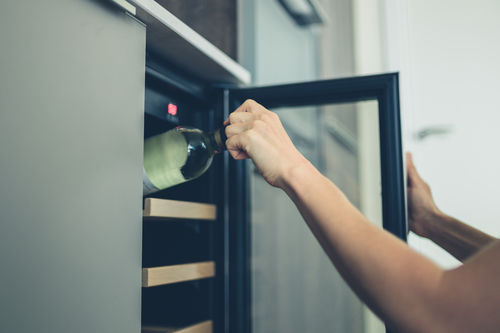 ワインを入れるバケツだけでなく、ワインの冷蔵庫の名前も「ワインクーラー」