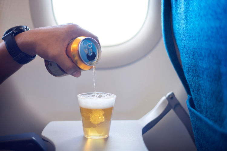 ビールは飛行機に持ち込める? 機内でビールをたのしむ際の注意点