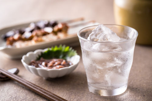 「粕取り焼酎」の人気は上昇中、その理由とは?