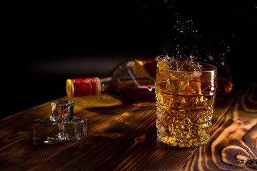 「水割り」とは、そもそもどんな飲み方?