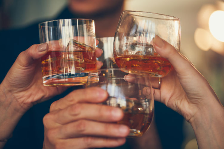 「フレーバードウイスキー」は初心者でも飲みやすいって本当?【ウイスキー用語集】