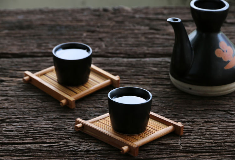 焼酎のアルコール度数は25度が主流、その理由は? 25度と20度があるのはなぜ?