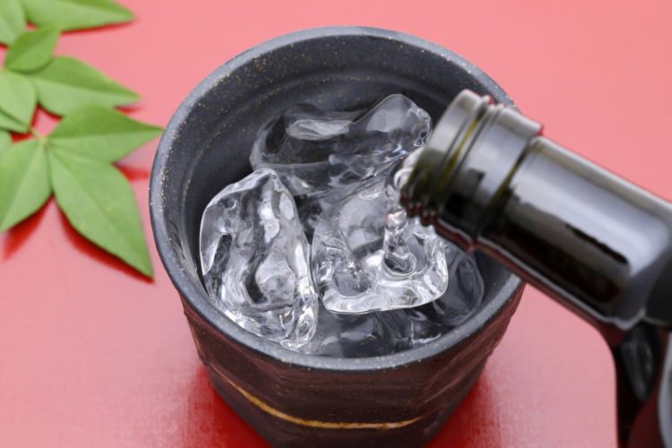 焼酎の起源はどこにある? 日本伝来からブーム到来までの歴史を追う