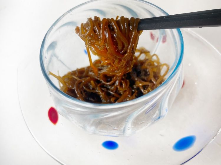 夏の沖縄名産おすすめは、早摘み「生モズク」。