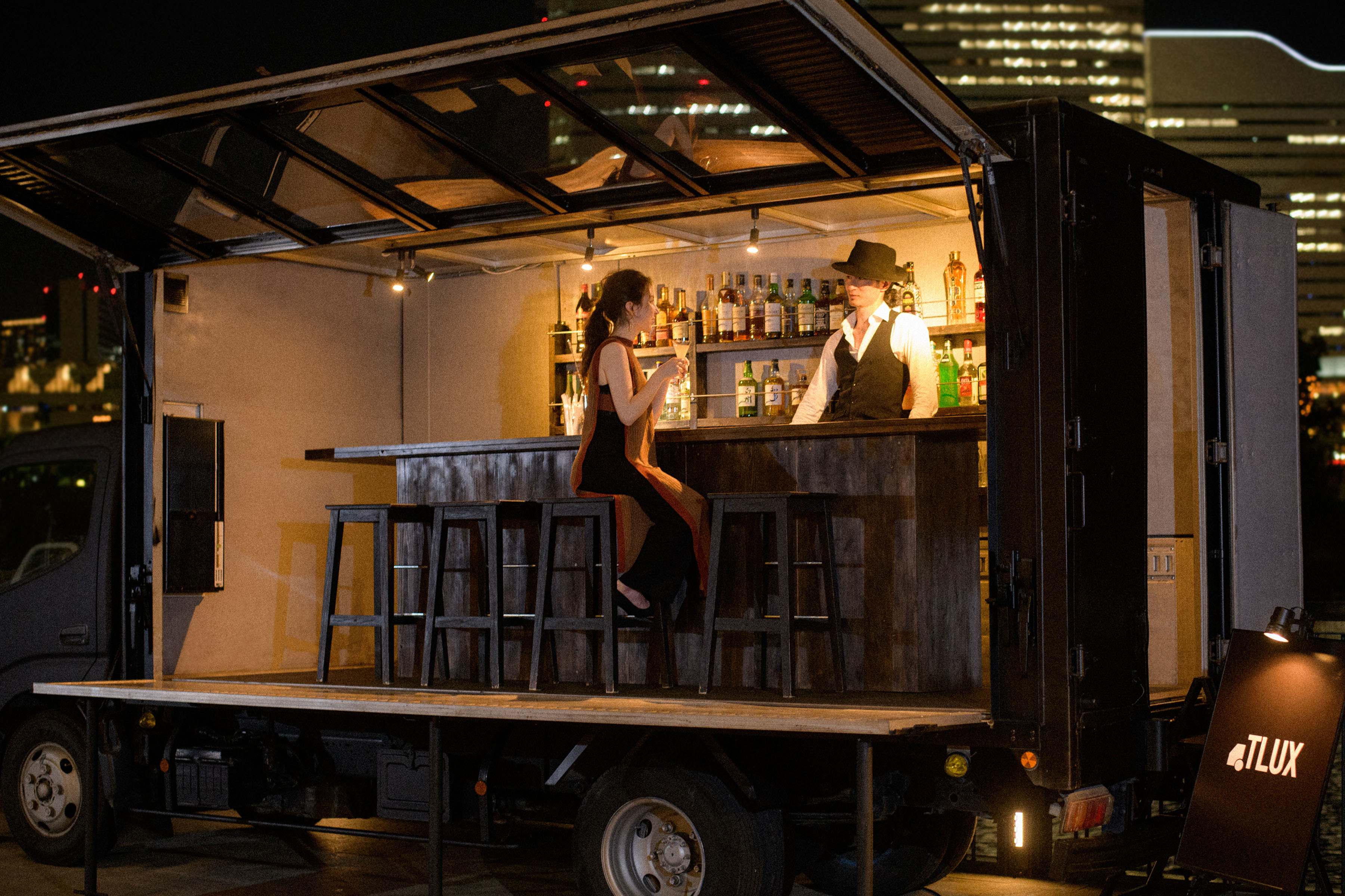 日本初の移動型バー!カウンターと客席がある「BAR TRUCK MEDIA TLUX」が運行開始