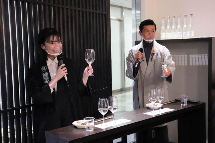 村川絵梨さんと福光屋専務取締役の福光太一郎さん