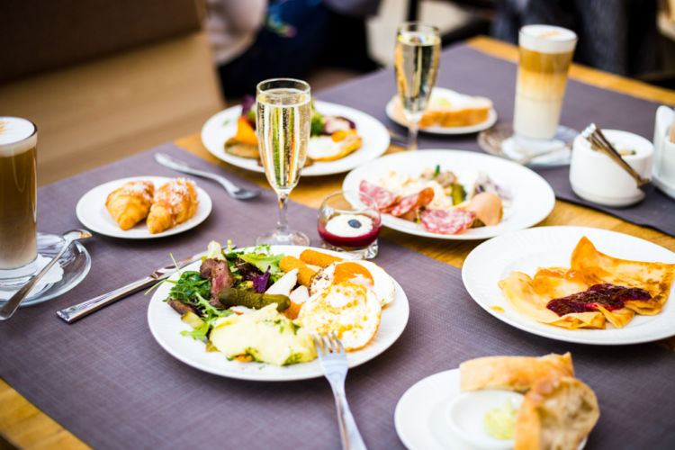お酒で贅沢な休日を ブランチに飲むべきスパークリングワインは