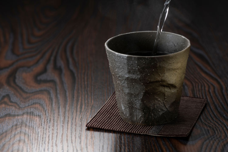 焼酎のお湯割りは、器に注ぐ順番が大事! おいしい作り方をマスターしよう