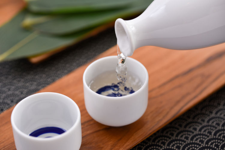 日本酒のお燗は「熱燗・ぬる燗」だけ?温めることで引き出される香りや味わい、温度による変化を試そう
