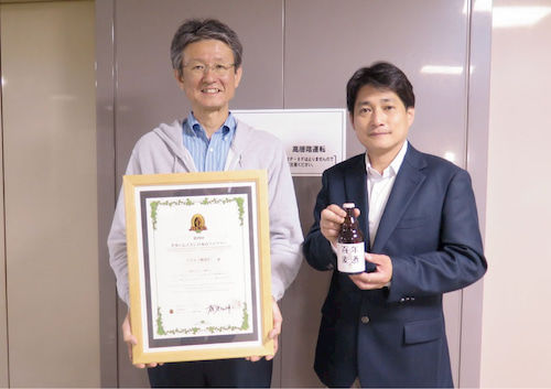 「国産原料100%」の製造を快諾してくれたベアレン醸造所の木村社長(右)と嶌田専務(左)