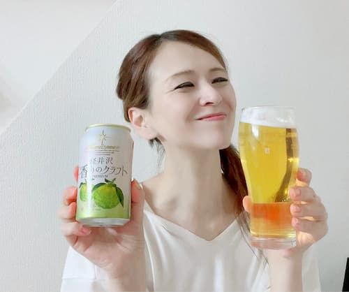 軽井沢 香りのクラフト 柚子をぐいっとする里井真由美さん