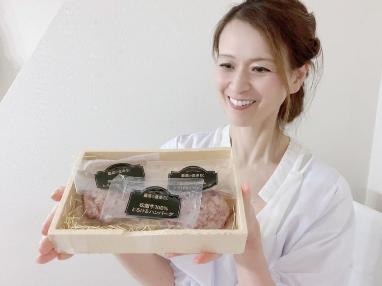 箱を持っている女性