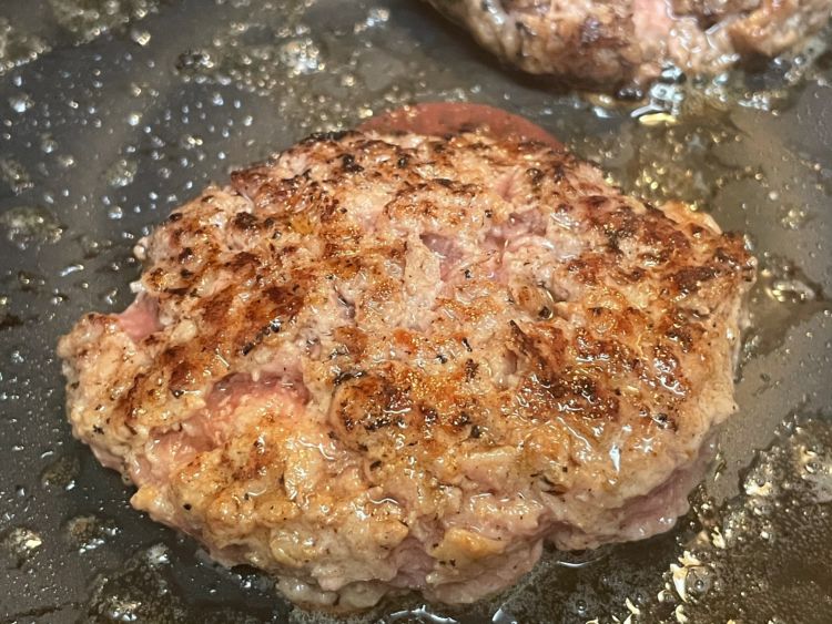 焼いている神戸牛