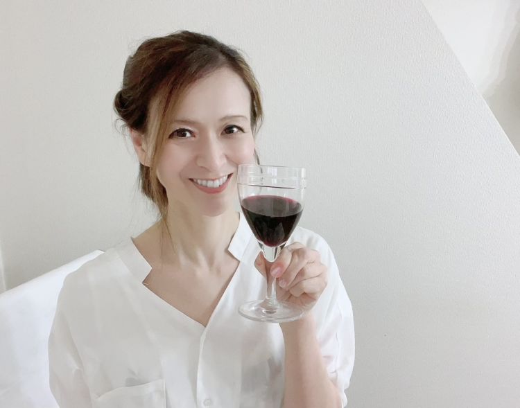 ワインを持つ女性