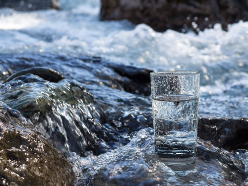 万膳酒造は霧島の山奥で焼酎造りを手がけるこだわりの蔵