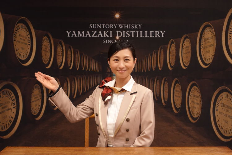 案内をする女性