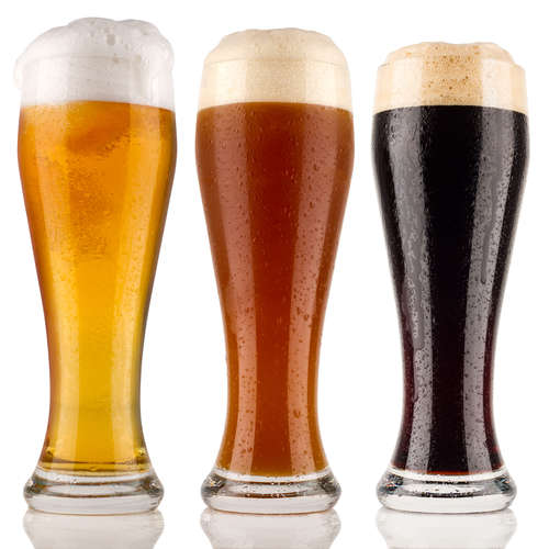 エールビールを味わう、香ばしいポーターとアルコール度数が高いスタウト