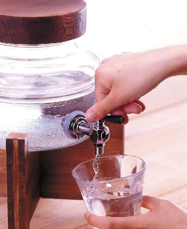 中身も見えてオシャレ! ガラス素材の焼酎サーバー