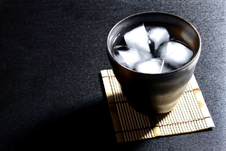 黒糖焼酎と同じく黒糖を原料とする酒で有名なのは…?