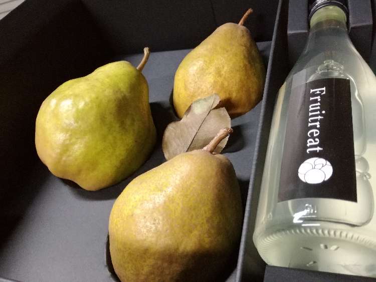 「Fruitreat」は、日本有数の米の産地である秋田県の地酒と、米を育てた同じ土と水でできた秋田の旬のフルーツを組み合わせにして、定期通販する日本初のサービスです。