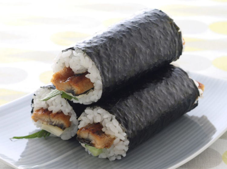 うなぎの恵方巻きには、華やかな香りの赤ワインを。蒲焼きの香ばしさと甘目のタレにはフルーティな赤ワインがマッチします。