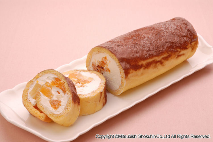 スイーツのロールケーキを恵方巻きに見立てて。スイーツ巻きには、見た目も可愛らしいロゼスパークリングを。