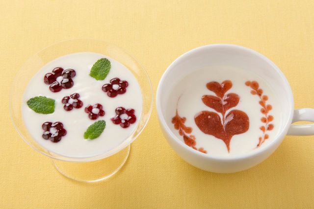 いつものヨーグルトにも、花や花びらのモチーフをプラス。すると、パッと華やかなデザートが出来上がります。スプーンなどを使って、ジャムやハチミツで花や花びらを描いたら、ミントの葉を散らして彩りを添えます。