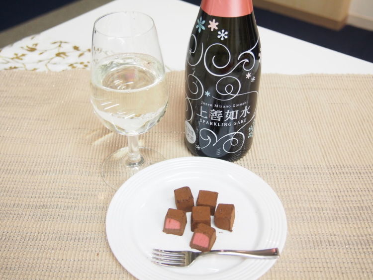 協議の結果、「フルーティな発泡日本酒」に合うのは、 「いちごの生チョコ」に決定!