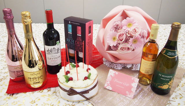 働く主婦に聞いてみた! 「愛妻の日(1/31)」にプレゼントされたいお花とお酒はこれだ!