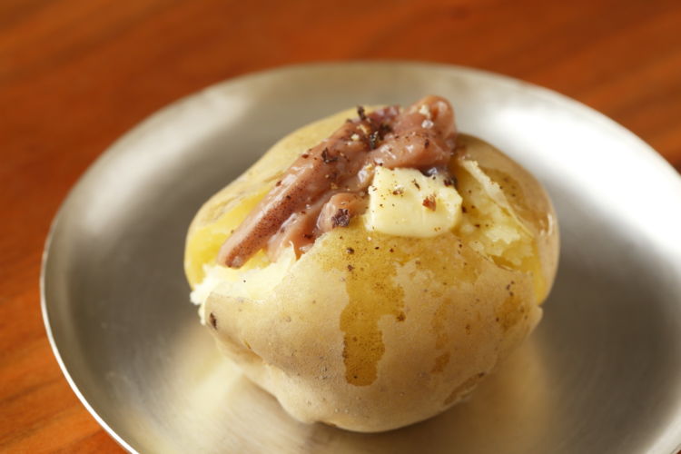レンジだけを使った簡単おつまみ! 「丸ごとじゃがバター」