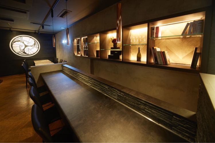 女性ひとりでも入りやすい、お洒落な「海老麺 Dining BAR」