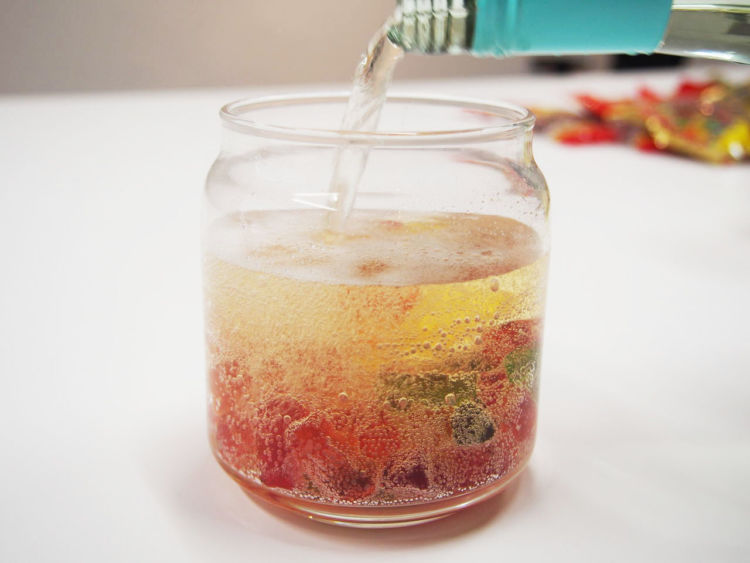 スパークリングを注ぐと、泡がキラキラして美しい!