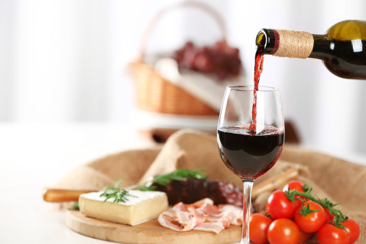 捨てるのはご法度!? さまざまに有効活用できる 「飲み残しワイン」