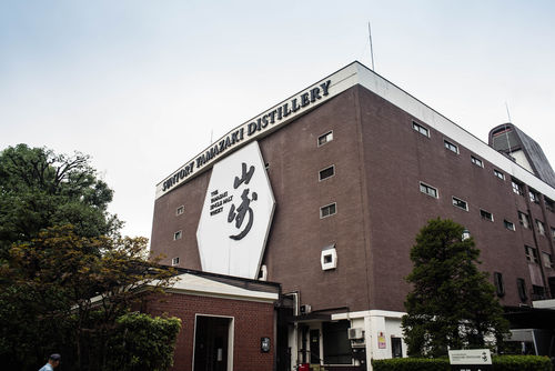 日本のウイスキー誕生にはふたりの日本人が重要な役割をはたしています。そのひとりが、日本で初めて蒸留所を造った寿屋(現サントリー)の創業者、鳥井信治郎氏です。そしてもうひとりが、鳥井氏が蒸留技師として招いた竹鶴政孝氏です。