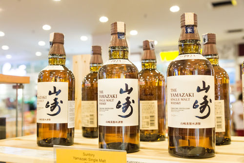 ジャパニーズウイスキーのシングルモルトを試すならば「山崎」を。華やかな香りと上品な甘みが特徴です。ロックで飲むのがおすすめです。