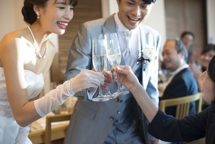 沖縄リゾ婚で話題! 海のようにキラキラ輝くスパークリング泡盛で乾杯