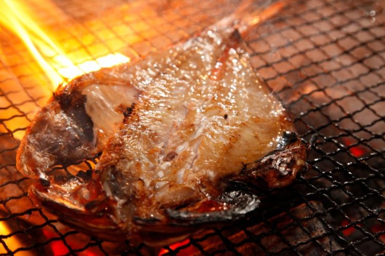 炭火で丁寧に焼き上げる絶品干物を、蔵出し地酒とともに堪能