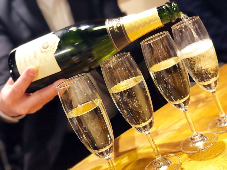 お席では、「Tsui-teru!」を経営されているガオス株式会社 鈴木潤一(すずき じゅんいち)社長とご一緒させていただきました。まずは、カヴァ、セグラヴューダスで乾杯です。このお酒はスペインカタルーニャ地方の葡萄から作られていて、フレッシュな香りがお気に入り。季節を問わずおいしくて軽やかな食事の始まりを楽しめます。