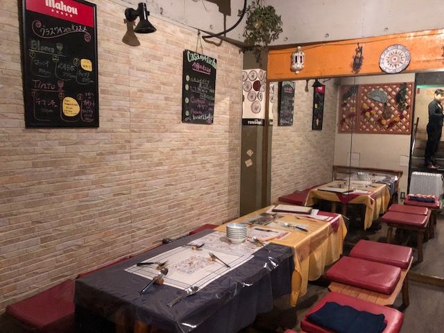 スペインバルと聞くと、立ち飲みスタイルや、ワイワイ賑やかでこじんまりしたイメージを抱く方も多いかもしれません。確かに「カサ・デ・マチャ」さんも、1階はカウンター席が中心で席もキュッと寄り添う感じですが、じつは地下にもお席があります。以前は地下でフラメンコ教室を開かれていたこともあり、声が響く壁だったり大きな鏡があったりと楽しい雰囲気。パーティー需要にもお応えいただけそう。