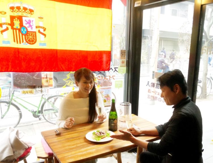 スペインバルと聞くと、立ち飲みスタイルや、ワイワイ賑やかでこじんまりしたイメージを抱く方も多いかもしれません。確かに「カサ・デ・マチャ」さんも、1階はカウンター席が中心で席もキュッと寄り添う感じですが、じつは地下にもお席があります。以前は地下でフラメンコ教室を開かれていたこともあり、声が響く壁だったり大きな鏡があったりと楽しい雰囲気。パーティー需要にもお応えいただけそう。