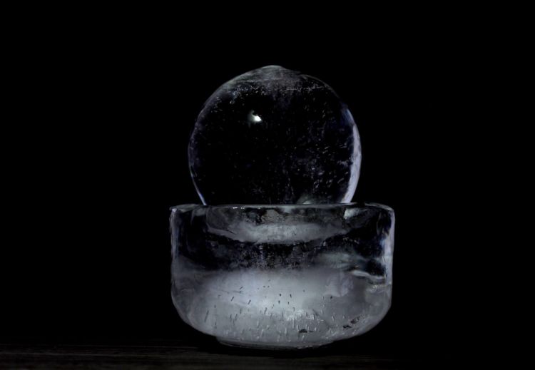 表面積が少ないので融けにくい“丸氷”