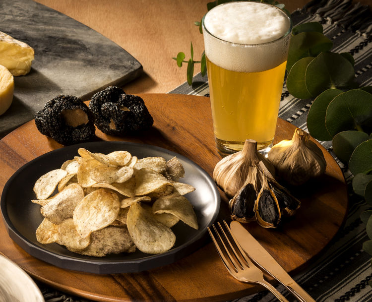 ビールに合う!「熟成黒にんにく×トリュフ風味チーズ」のポテトチップス