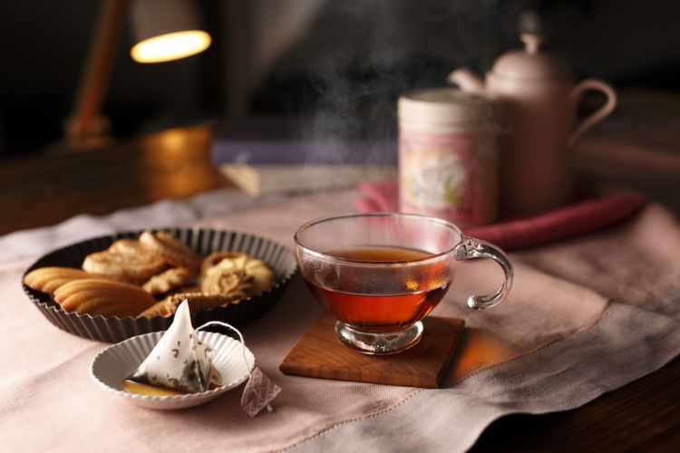 華やかな桃の香りとハーブに癒やされる! 紅茶のお酒でほっと一息