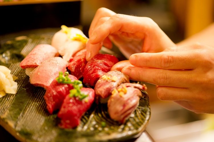 馬・牛・豚・鶏などのお肉とおいしいお酒を堪能できる「池袋東口 肉寿司」